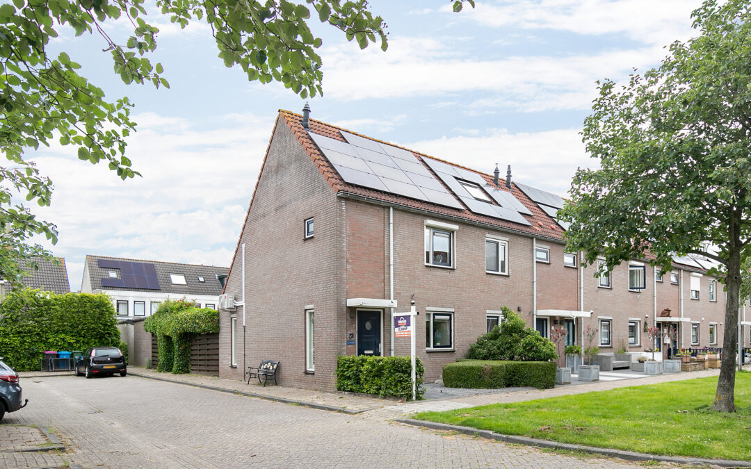 Ruime hoekwoning met bedrijfsruimte aan huis in Nootdorp